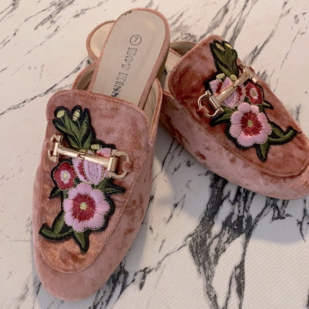 Lovely Hot Kiss flats